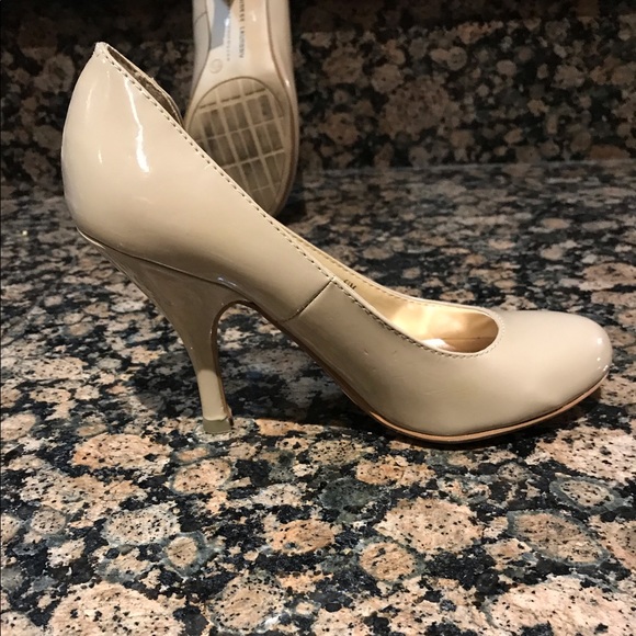 SIZE 6.5 NUDE CHINESE LAUNDRY PATENT LEATHER PUMP - Picture 7 of 8